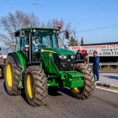 Παραμένουν στον κόμβο του Αλμυρού οι αγρότες - Διεκδικούν επίλυση των αιτημάτων τους