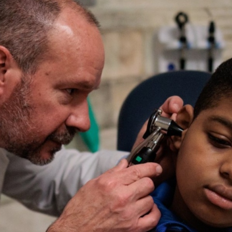 ΗΠΑ: Κωφό αγόρι ακούει για πρώτη φορά χάρη σε πρωτοποριακή γονιδιακή θεραπεία