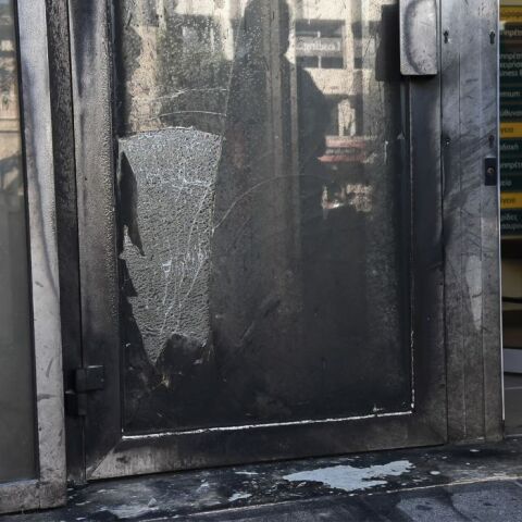 Πετράλωνα: Έκρηξη εμπρηστικού μηχανισμού σε τράπεζα