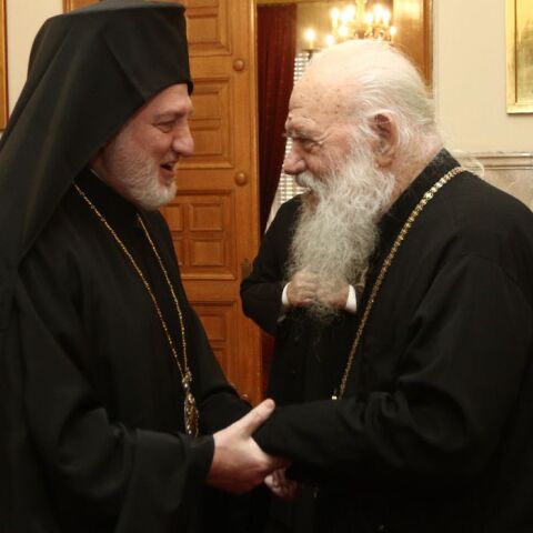 Ιερώνυμος: Τα παιδιά των ομόφυλων ζευγαριών θα βαφτίζονται