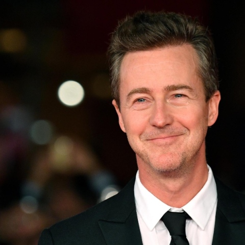 Ο Edward Norton αντικαθιστά τον Benedict Cumberbatch στη νέα ταινία «Bob Dylan: A Complete Unknown»