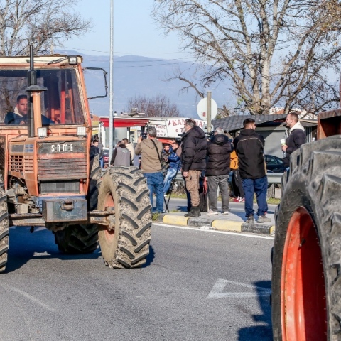 Θεσσαλονίκη: Κινητοποιήσεις αγροτών στον κόμβο του αεροδρομίου