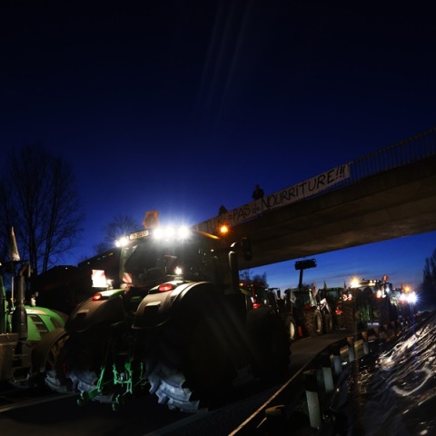 Νέα μέτρα για τον αγροτικό τομέα ανακοίνωσε ο πρωθυπουργός Ατάλ στη Γαλλία 