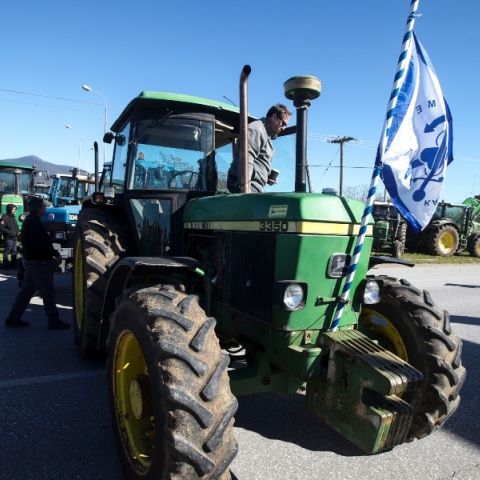 Παραμένουν στους δρόμους οι αγρότες σε Θεσσαλία και Μακεδονία