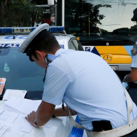 Μπαράζ τροχονομικών ελέγχων στην Αθήνα με δεκάδες παραβάσεις