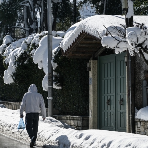 Ο καιρός σήμερα: Πτώση της θερμοκρασίας την Κυριακή με τοπικές χιονοπτώσεις και δυνατούς ανέμους