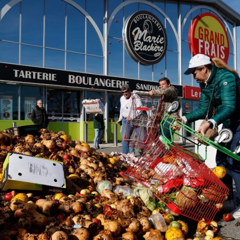 Γαλλία: Η κυβέρνηση σχεδιάζει μέτρα υπέρ των αγροτών, την ώρα που το Παρίσι πολιορκείται	