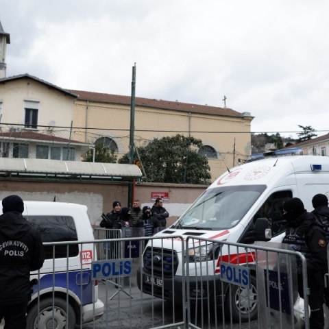 Βίντεο ντοκουμέντο από την επίθεση με έναν νεκρό σε καθολική εκκλησία στην Κωνσταντινούπολη