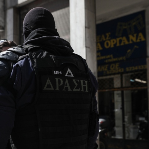 Αθήνα: Επίθεση με φωτοβολίδες κατά αστυνομικών - Έγιναν 17 προσαγωγές	