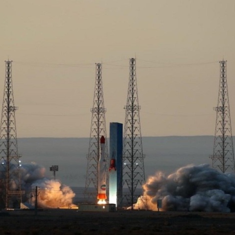 Ιράν: Μήνυμα προς τη Δύση η ταυτόχρονη εκτόξευση τριών στρατιωτικών δορυφόρων 