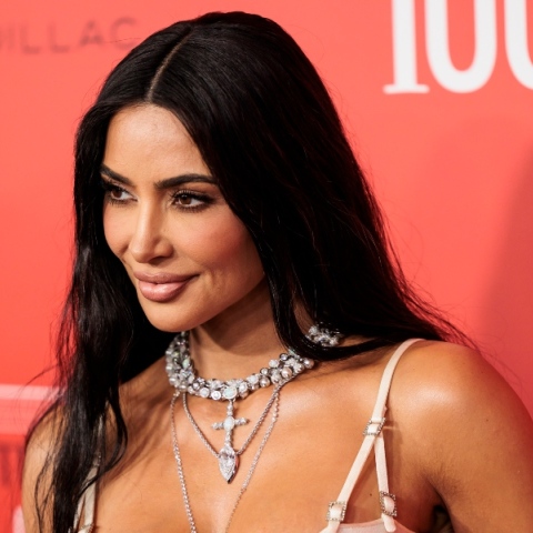 Ο διπλός ρόλος της Κιμ Καρντάσιαν σε ντοκιμαντέρ του BBC για τη ζωή της Ελίζαμπεθ Τέιλορ	