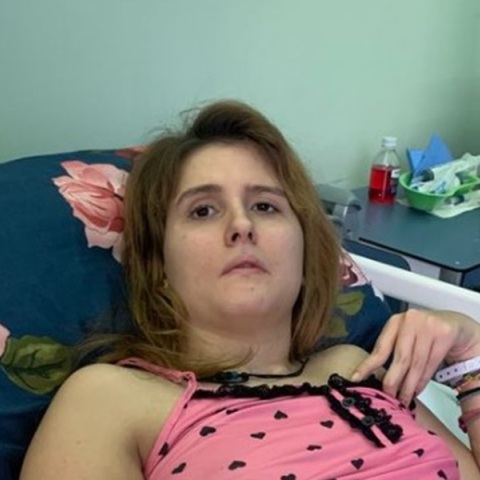 «Κι αν δεν αντέχει, ποιος νοιάζεται;» - Το ξέσπασμα της μητέρας της Μυρτούς για τη κατάσταση στον Ευαγγελισμό 