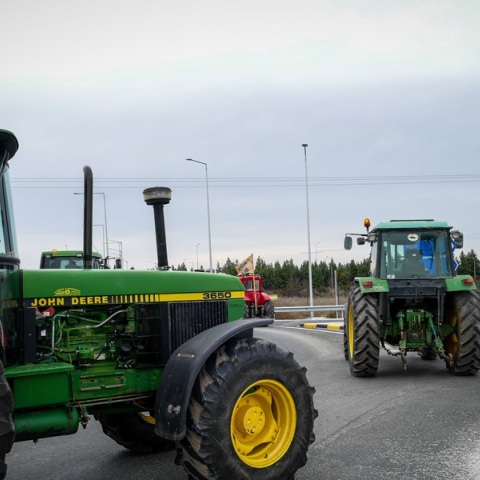Αγρότες: Κλειστή η Εθνική Οδός Αθηνών - Λαμίας 