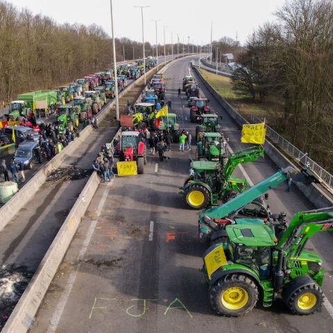 Κομισιόν: Ρίχνει τους τόνους για τους αγρότες - Τρακτέρ μέσα στις Βρυξέλλες