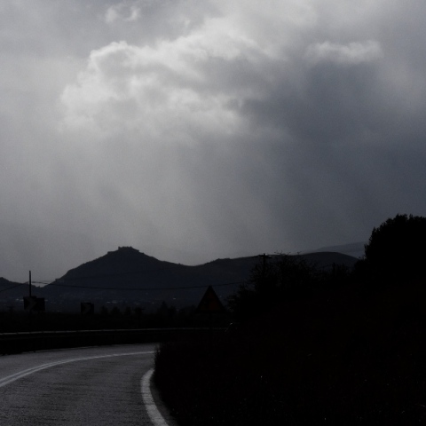 Συννεφιασμένος ο καιρός για σήμερα Παρασκευή με τοπικές βροχές