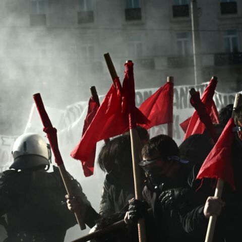 Ένταση μεταξύ διαδηλωτών και αστυνομικών στο πανεκπαιδευτικό συλλαλητήριο στην Αθήνα	