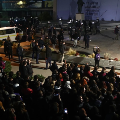 Ένταση μεταξύ κουκουλοφόρων και ΜΑΤ μετά την εκκένωση της κατάληψης του ΑΠΘ (εικόνες + βίντεο)