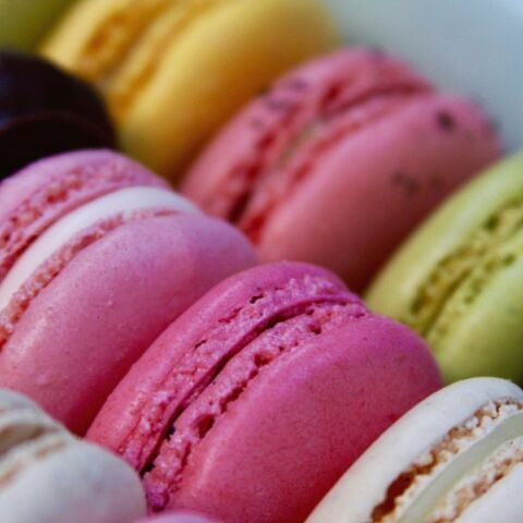 Ποιος κερνάει γλυκάκι σήμερα;