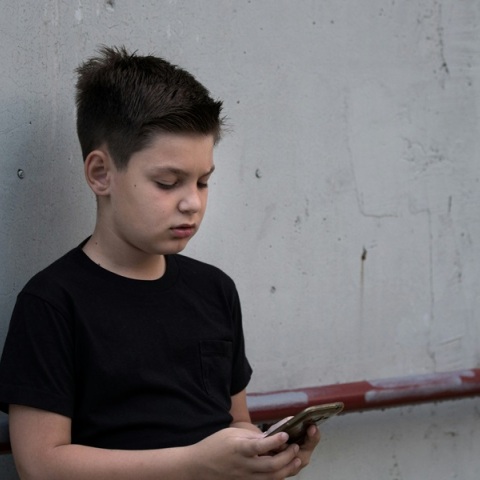 Ανήλικος στην Άρτα απειλούσε με σιδερογροθιά συνομήλικο στα social media 