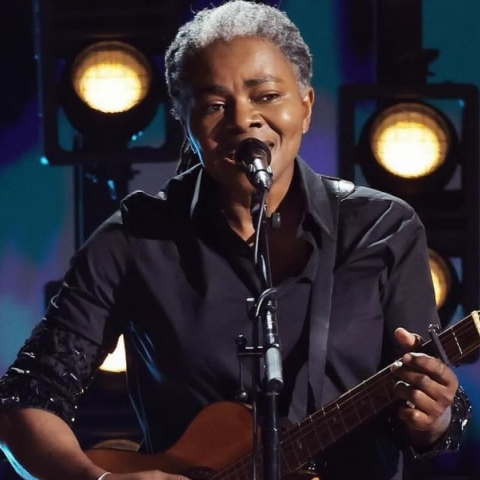 Μάγεψε η Τρέισι Τσάπμαν στην τελετή των βραβείων Grammy	