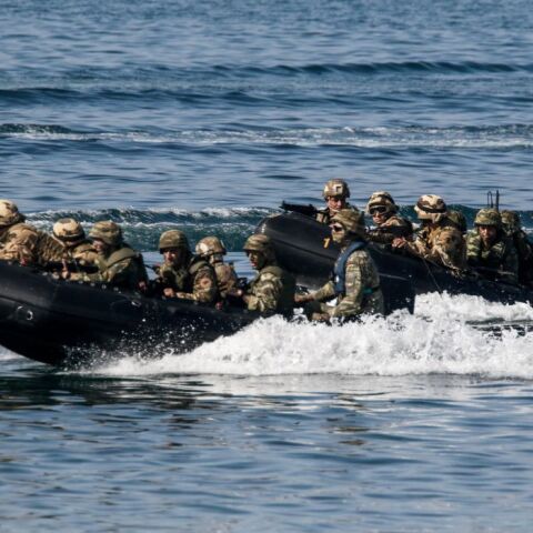 Επιχείρηση «ΑΣΠΙΔΕΣ» κατά Χούθι: Στην Ελλάδα η χερσαία διοίκηση