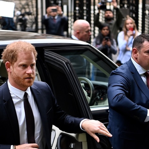 Εσπευσμένα στη Βρετανία ο πρίγκηπας Χάρι - Οι τελευταίες εξελίξεις