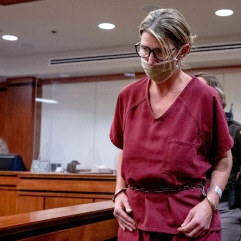 HΠΑ: Μητέρα καταδικάστηκε τις μαζικές δολοφονίες του ανήλικου γιου της