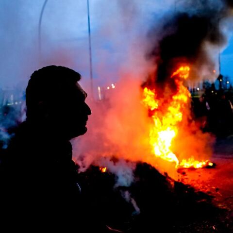 Αγρότες: Νέα μπλόκα και φωτιές σε Καρδίτσα, Βοιωτία και Πλατύκαμπο