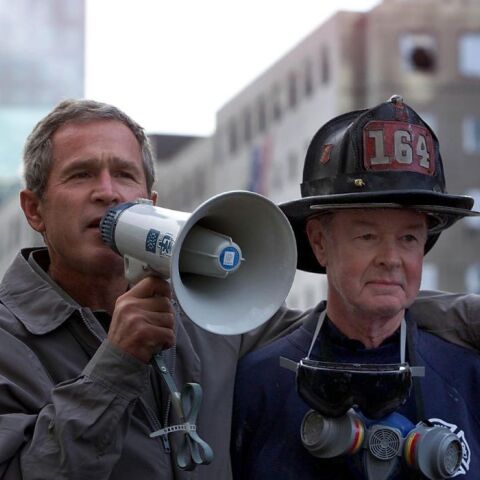 ΗΠΑ: Πέθανε ο πυροσβέστης δίπλα στον Μπους στους Δίδυμους Πύργους