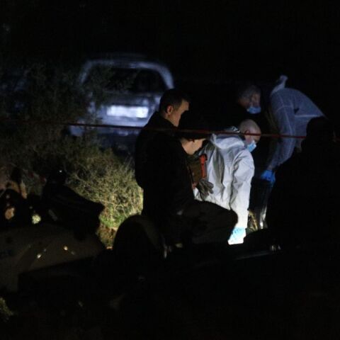 ΑΝΔΡΑΣ ΒΡΕΘΗΚΕ ΝΕΚΡΟΣ ΜΕΤΑ ΑΠΟ ΠΥΡΟΒΟΛΙΣΜΟ ΚΑΙ ΑΠΑΝΘΡΑΚΩΜΕΝΟΣ ΣΤΟ ΑΥΤΟΚΙΝΗΤΟ ΤΟΥ ΣΤΗ ΜΑΝΔΡΑ (ΓΙΑΝΝΗΣ ΠΑΝΑΓΟΠΟΥΛΟΣ/EUROKINISSI)