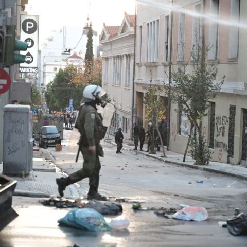  ΕNTAΣΗ ΕΞΩ ΑΠΟ ΤΗ ΝΟΜΙΚΗ ΣΤΗ ΟΔΟ ΣΙΝΑ ΜΕΤΑ ΤΟ ΣΥΛΛΑΛΗΤΗΡΙΟ (ΤΑΤΙΑΝΑ ΜΠΟΛΑΡΗ / EUROKINISSI)