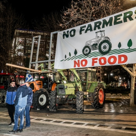 Στο κέντρο της Λάρισας και της Καρδίτσας τα τρακτέρ - Σκοπεύουν να διανυκτερεύσουν