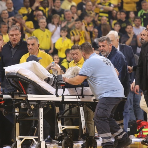 Άρης-ΠΑΟΚ: Φίλαθλος λιποθύμησε κατά τη διάρκεια του αγώνα στο Αλεξάνδρειο 