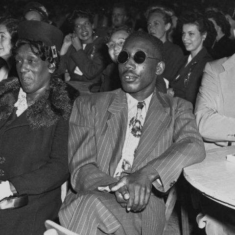 O Άιζακ Γούνταρντ με τη μητέρα του Ελάιζα στη διάρκεια φιλανθρωπικής εκδήλωσης προς τιμήν του στη Νέα Υόρκη (1946)