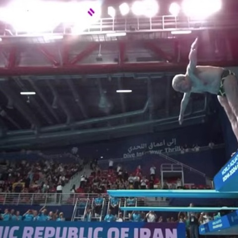 Τάγκι Ασκάρ: Βούτηξε στο παγκόσμιο πρωτάθλημα σε ηλικία 100 ετών - Αποθεώθηκε μετά τη βουτιά