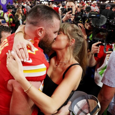 Το φιλί και η αγκαλιά της Τέιλορ Σουίφτ στον Τράβις Κέλσι μετά το Super Bowl