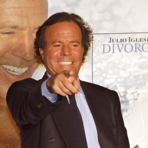 Νέα σειρά για τη ζωή του Χούλιο Ιγκλέσιας ετοιμάζει το Netflix