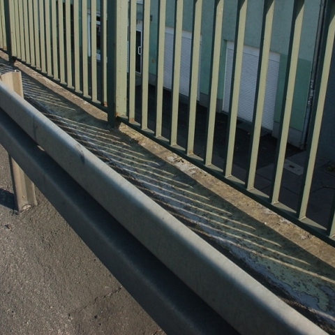 Τα μεταλλικά στηθαία δεν προσφέρουν ασφάλεια στα ηλεκτρικά αυτοκίνητα, σύμφωνα με έρευνα	