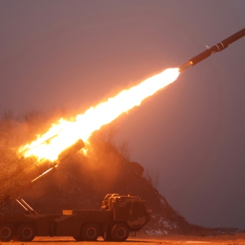 Βόρεια Κορέα: Εκτόξευση πυραύλου ανοικτά της Ιαπωνίας - Η 5η για φέτος Όπλα και πυρομαχικά στέλνει ο Κιμ Γιονγκ Ουν στη Ρωσία