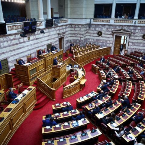 Ομόφυλα ζευγάρια: Απορρίφθηκε η ένσταση αντισυνταγματικότητας από την ακροδεξιά