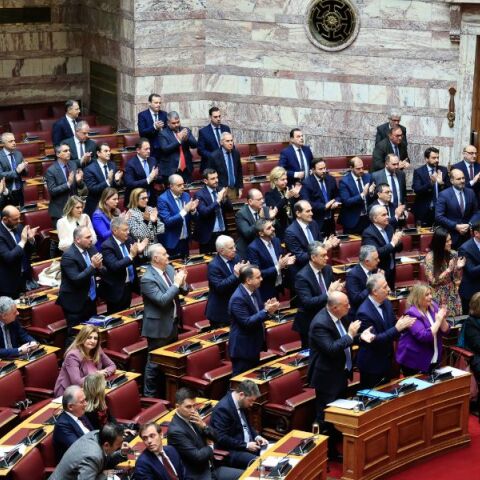 Ποια στάση θα τηρήσουν οι βουλευτές για τον γάμο ομόφυλων ζευγαριών