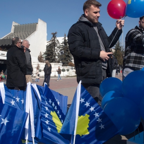 Σερβία-Κόσοβο: Δεκαέξι χρόνια από την ανεξαρτησία του Κοσόβου - Εορτασμοί στην Πρίστινα, για «παράνομο δημιούργημα» κάνει λόγο το Βελιγράδι	