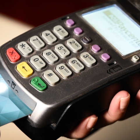 Βαριά πρόστιμα για όσους δεν συνδέσουν ταμειακές μηχανές με POS Περιθώριο μέχρι 29 Φεβρουαρίου – Ποιες είναι οι κυρώσεις