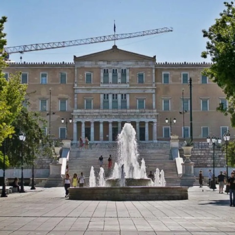 Βουλή: Συναγερμός για βόμβα – Κλειστοί οι δρόμοι και το Μετρό Συντάγματος