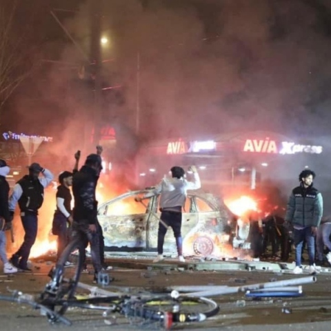 Ταραχές στη Χάγη της Ολλανδίας. Όλα ξεκίνησαν όταν ένα μεγάλο πλήθος μεταναστών από την Ερυθραία εισέβαλε στο κτίριο της Όπερας.