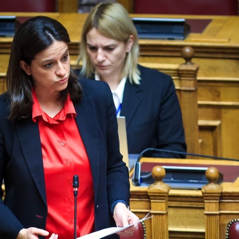 Έρευνα για το καθεστώς εργασίας του «παλαιοχριστιανού» πατέρα διέταξε η Νίκη Κεραμέως