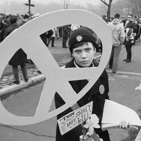 Ο 14χρονος Gaylord Chris ανάμεσα στους διαδηλωτές στη Νέα Υόρκη κατά του πολέμου στο Βιετνάμ © 	Bettmann / Contributor