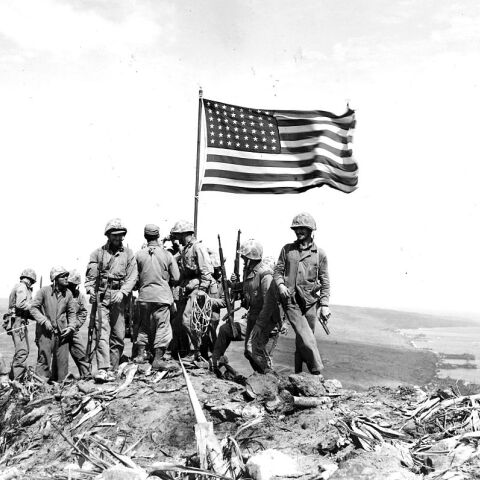 Σαν Σήμερα: Υψώνεται η Αμερικανική σημαία στην Ίβο Τζίμα