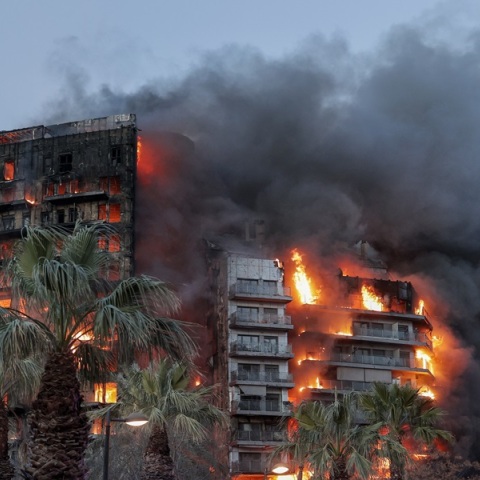 Στις φλόγες 14ώροφο συγκρότημα κατοικιών στη Βαλένθια - Φόβοι για εγκλωβισμένους