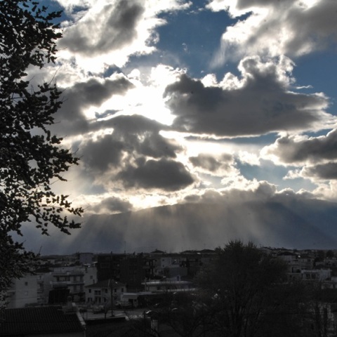 Νεφώσεις με ηλιοφάνεια κατά τόπους την Παρασκευή - Έως 18 βαθμούς η θερμοκρασία στην Αττική 